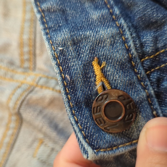 Gently loved boot cut Gap jeans - Picture 3 of 4